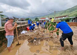 Hàng trăm chiến sĩ 'áo xanh' giúp dân dọn dẹp nhà cửa sau vụ sạt lở kinh hoàng ở núi Cấm