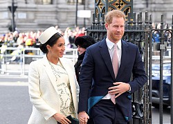 Học đòi mẹ chồng, Meghan Markle đi thẳng xuống... lòng đất bởi pha lên đồ trông như cô y tá quái chiêu