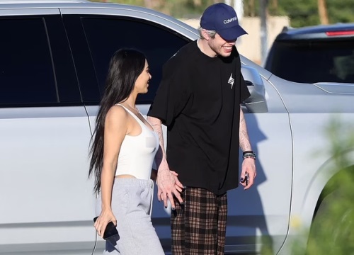 Kim Kardashian chính thức hẹn hò tình trẻ kém 13 tuổi sau 8 tháng đệ đơn ly hôn, bị "tóm sống" ảnh trên đường