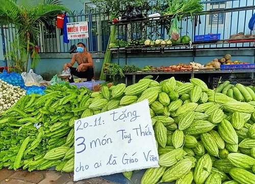 Ông chủ sạp rau Minh Râu làm một việc nhân ngày Hiến chương nhà giáo Việt Nam