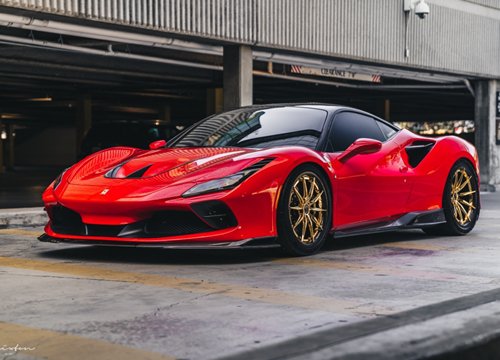 Cận cảnh Ferrari F8 Tributo độ bánh xe mạ vàng