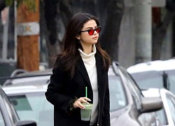 Đẳng cấp mặc đẹp của Selena Gomez: Diện áo cổ lọ đơn giản thôi cũng sang ngút ngàn