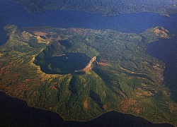 Đang ngồi trên máy bay, cô gái phát hiện địa điểm như một "hành tinh khác" ngoài đời thật: Càng nhìn càng thấy đáng sợ!