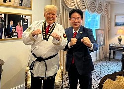 Ông Trump mặc võ phục Taekwondo nhận đai đen cấp cao nhất