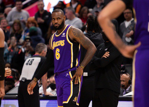 Siêu sao bóng rổ LeBron James lần đầu tiên dính án phạt