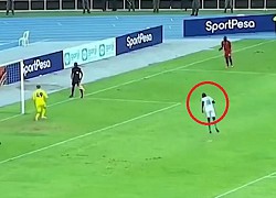 Cầu thủ ăn mừng kiểu thoát vị đĩa đệm sau khi sút vào penalty