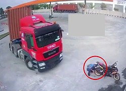 Đang cắm cúi sửa xe máy, nam thanh niên suýt bị container cán chết vì pha ôm cua "oan nghiệt"