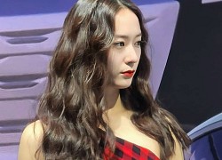 Krystal để lại kiểu tóc xoăn huyền thoại khiến fan thắc mắc là cô trẻ mãi không già hay thời kỳ sắc đẹp hoàng kim vẫn chưa dừng lại?