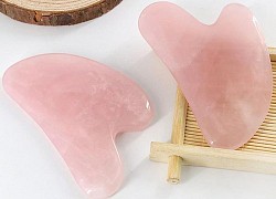 Massage mặt bằng đá gua sha để chống lão hóa và giảm căng thẳng