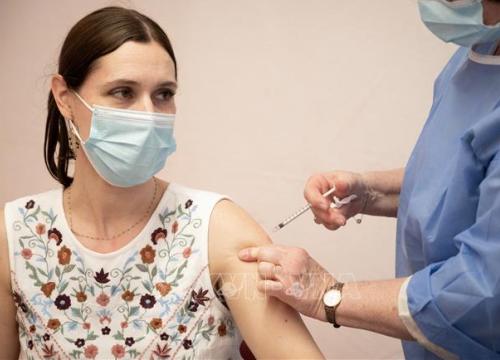 Pháp tiêm mũi vaccine tăng cường cho người trưởng thành