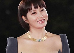 Thảm đỏ Rồng xanh 2021: 'Chị đại' Kim Hye Soo khoe vòng 1 bốc lửa, 'tình tin đồn' của Song Joong Ki tạo hình mờ nhạt