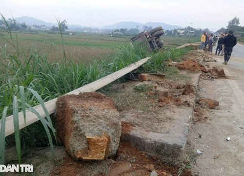 Xe tải "cày nát" hàng chục mét lan can, tài xế mắc kẹt trong cabin