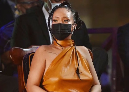 Ca sĩ Rihanna được phong danh hiệu "Anh hùng dân tộc"