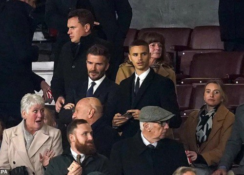 David Beckham "áp đảo" cậu hai Romero về khoản nhan sắc khi tới sân xem Man United thi đấu