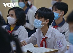 Hà Nội: Học sinh phổ thông háo hức đi học, phụ huynh xen lẫn lo lắng