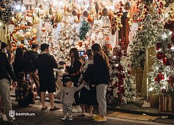 Tại nơi trang hoàng đón Giáng sinh sớm nhất Hà Nội: Dọc cả phố lộng lẫy ánh đèn, giới trẻ rủ nhau tới check-in lia lịa