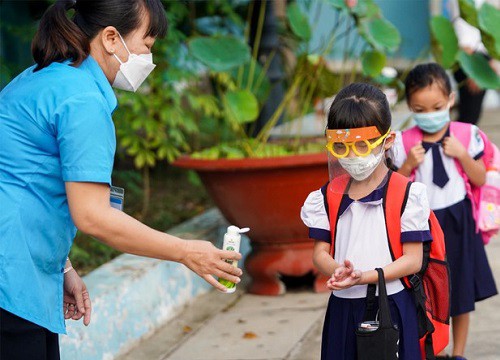 TP.HCM thí điểm cho học sinh lớp 1, 9, 12 đi học trở lại từ ngày 13/12