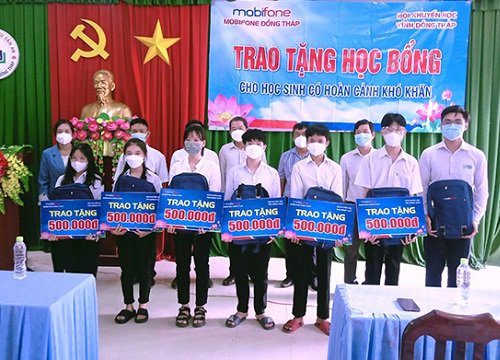 Trao tặng học bổng cho học sinh có hoàn cảnh khó khăn