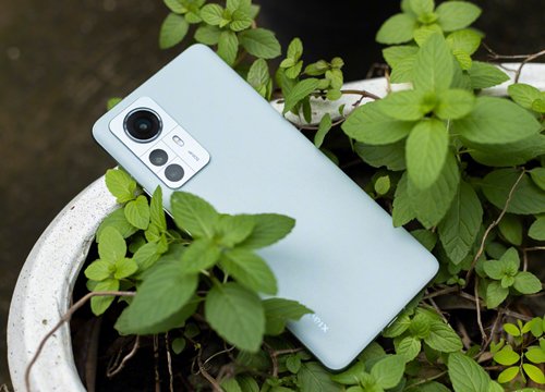 Ảnh thực tế Xiaomi 12 Pro: Thiết kế mới, có phiên bản mặt lưng da, phụ kiện đầy đủ, giá 16.9 triệu đồng