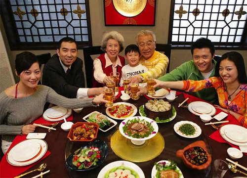 Bà hỏi cháu trai: "Sao ngày nào cũng đến đây ăn cơm?", đứa trẻ đáp 1 câu khiến người cha bên cạnh cảm thấy xấu hổ