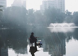 Bị cấm đứng trên cầu câu cá, người đàn ông liền đứng hẳn lên... mặt nước khiến ai xem cũng bật cười