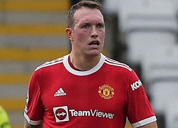 Cặp trung vệ MU bị chê tơi tả, fan kêu gọi 'triệu hồi' ngay Phil Jones