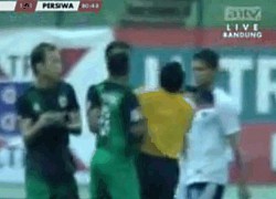 Clip: Bị thổi penalty, cầu thủ cay cú đấm trọng tài chảy máu mũi