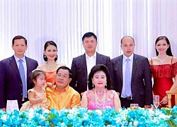 Lộ diện nhân vật "cả gan" trèo lên giường, vỗ mặt ông Hun Sen khiến dân mạng xôn xao