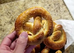 Món bánh xoắn Pretzel nóng hổi thơm ngon tại nhà