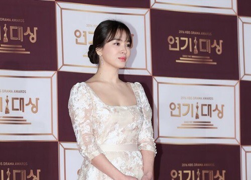 Song Hye Kyo và những lần đi thảm đỏ chán ngắt: Hậu ly hôn có đột phá mấy vẫn chỉ "khư khư" một kiểu đầm