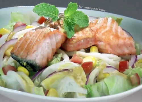 Trưa nay ăn gì: salad mì udon cá hồi 2 trong 1, thơm ngon lạ miệng