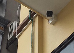 Người phụ nữ có hành động xấu hổ trước cửa nhà lạ, gia chủ xem camera mà bần thần