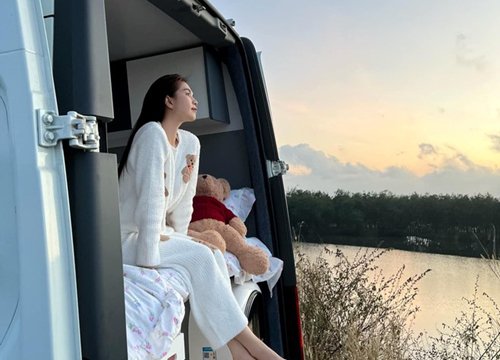 Mới "đập hộp" con xe di động 2,2 tỷ, Ngọc Trinh làm ngay chuyến camping đến tọa độ sống ảo siêu hot ở Núi Bà Đen