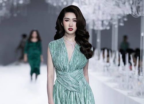 Những màn catwalk của Thúy Ngân: có lần lấn lướt cả Mai Phương Thúy