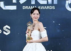 SBS Drama Awards 2021: Bạn thân Song Hye Kyo khoe ngực lấp ló, 'dì Trinh' Penthouse hôm nay tôn dáng đỉnh đấy!