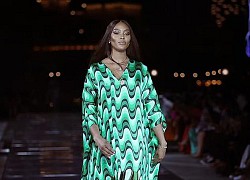 'Báo đen' Naomi Campbell 'gây bão' trên sàn thời trang