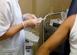 Bỏ hàng trăm euro mua tay giả để tránh tiêm vaccine Covid-19