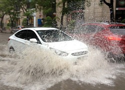 Đang ngồi ăn uống no say bên đường, cả nhóm người bỗng gặp hoạ "từ trên trời rơi xuống", dân mạng thì nhận xét: Vừa lắm...