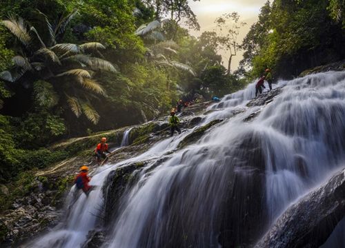 Du khách thích thú đu dây vượt thác cao hơn 50 m giữa rừng già ở Quảng Bình