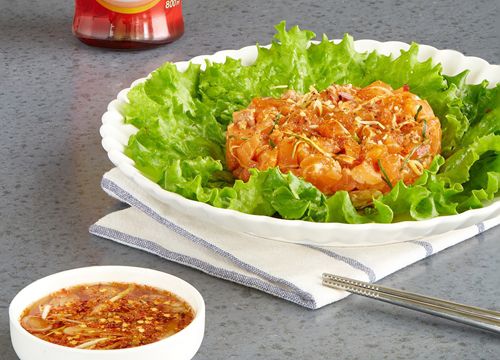 Chef Tuyết Phạm chỉ cách làm sốt mắm chấm đặc biệt ăn kèm gỏi cá hồi lạ miệng