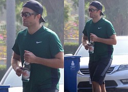 Robert Pattinson tái xuất xuề xòa, già nua sau buổi tập tennis