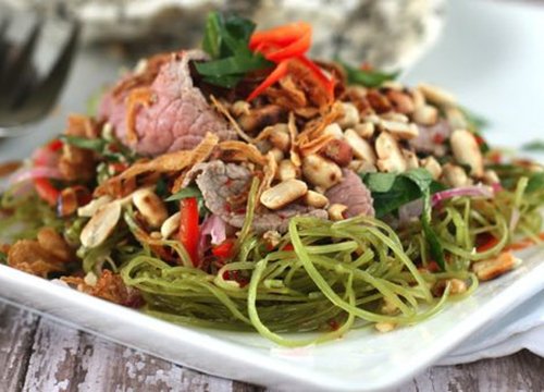 Thịt bò trộn rau muống chẻ