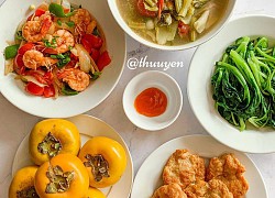 Trưa nay ăn gì: Canh sườn dưa chua và chả mực theo một biến tấu mới