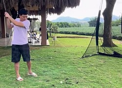 Trường Giang đi đánh golf vẫn giản dị: mặc quần đùi, mang dép tổ ong