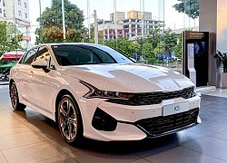 Kia K5 bắt đầu về đại lý, Toyota chuẩn bị bán Camry 2022 tại Việt Nam