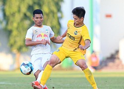 Cầu thủ U21 HAGL 'quỳ lạy' trọng tài ở trận thua U21 Hà Nội FC