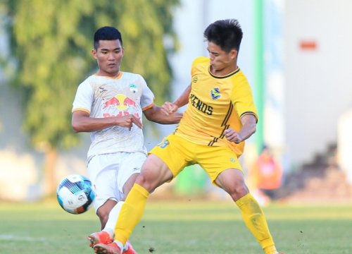 Cầu thủ U21 HAGL 'quỳ lạy' trọng tài ở trận thua U21 Hà Nội FC