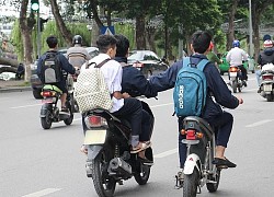 Clip: Vừa lái xe máy 1 tay vừa quay TikTok "sống ảo", thanh niên nhận cái kết cực đắng