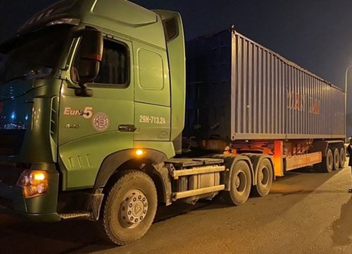 Kinh nghiệm xử lý tình huống khi lái xe trên đường nhiều xe container