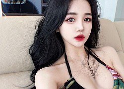 Nàng hot girl xinh đẹp diện đồ nóng bỏng khoe dáng ở ga tàu